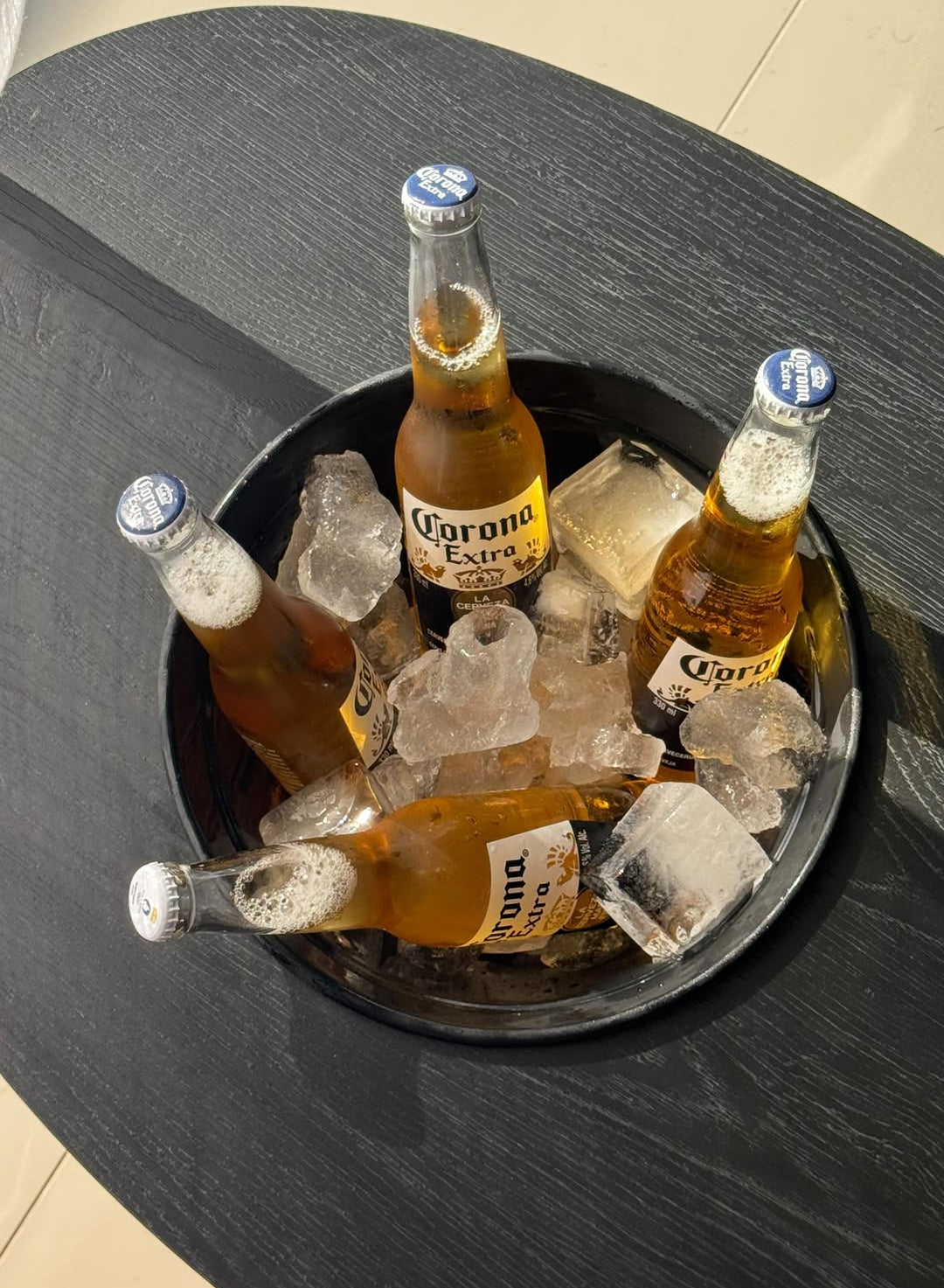 Mesa + baldinho de bebidas | Bandeija de petisco de brinde